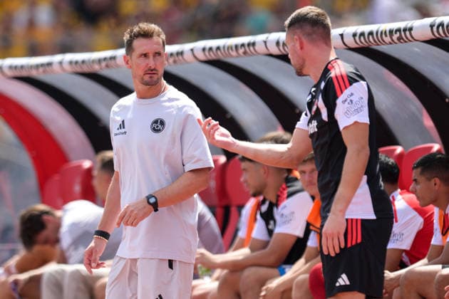 Fußball, 2. Bundesliga, 20260809, 1. FC Nürnberg - SG Dynamo Dresden. Im Bild v.l. Trainer Nürnberg Miroslav KLOSE, Torwart Christian MATHENIA (Nürnberg, 26). Nürnberg Max-Morlock-Stadion Bayern Deutschland *** Soccer, 2. Bundesliga, 20260809, 1. FC Nürnberg vs. SG Dynamo Dresden Pictured, from left: Nürnberg coach Miroslav KLOSE, goalkeeper Christian MATHENIA, Nürnberg, 26, Max Morlock Stadium, Bavaria, Germany Copyright: Passion2Press MarkusxFischerx