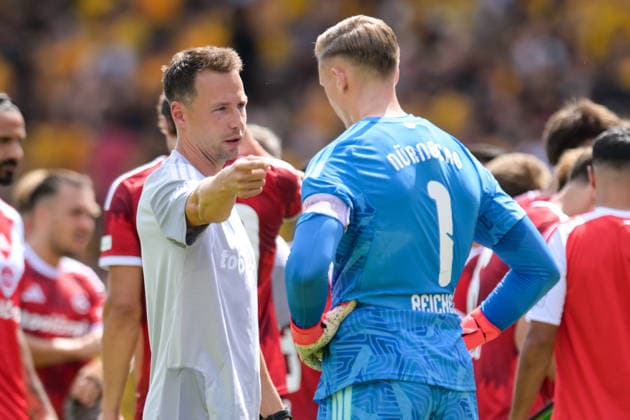 Fußball, 2. Bundesliga, 20260809, 1. FC Nürnberg - SG Dynamo Dresden. Im Bild v.l. Torwart-Trainer Nürnberg Dennis NEUDAHM, Torwart Jan REICHERT (Nürnberg, 1) während, Trinkpause Pause Unterbrechung. Nürnberg Max-Morlock-Stadion Bayern Deutschland *** Soccer, 2. Bundesliga, 20260809, 1. FC Nürnberg vs. SG Dynamo Dresden. Pictured, from left: Nürnberg goalkeeper coach Dennis NEUDAHM, Nürnberg goalkeeper Jan REICHERT, 1 during a water break, break, stoppage at the Max Morlock Stadium in Bavaria, Germany Copyright: Passion2Press MarkusxFischerx