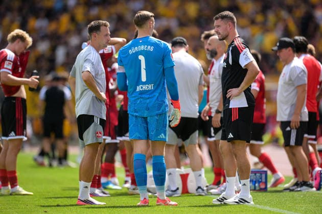 Fußball, 2. Bundesliga, 20260809, 1. FC Nürnberg - SG Dynamo Dresden. Im Bild v.l. Torwart-Trainer Nürnberg Dennis NEUDAHM, Torwart Jan REICHERT (Nürnberg, 1), Torwart Christian MATHENIA (Nürnberg, 26) während, Trinkpause Pause Unterbrechung. Nürnberg Max-Morlock-Stadion Bayern Deutschland *** Soccer, 2. Bundesliga, August 9, 2026, 1 FC Nuremberg vs. SG Dynamo Dresden Pictured from left: Nuremberg goalkeeper coach Dennis NEUDAHM, Nuremberg goalkeeper Jan REICHERT (1), Nuremberg goalkeeper Christian MATHENIA (26) during a water break at the Max Morlock Stadium in Bavaria, Germany Copyright: Passion2Press MarkusxFischerx