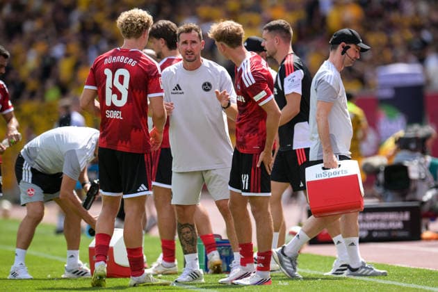 Fußball, 2. Bundesliga, 20260809, 1. FC Nürnberg - SG Dynamo Dresden. Im Bild v.l. Piet SCOBEL (Nürnberg, 19), Trainer Nürnberg Miroslav KLOSE, Eric PORSTNER (Nürnberg, 41) während, Trinkpause Pause Unterbrechung. Nürnberg Max-Morlock-Stadion Bayern Deutschland *** Soccer, 2. Bundesliga, August 9, 2026, 1. FC Nuremberg vs. SG Dynamo Dresden. Pictured from left: Piet SCOBEL (Nuremberg, 19), Nuremberg coach Miroslav KLOSE, Eric PORSTNER (Nuremberg, 41) during a water break. Nuremberg’s Max Morlock Stadium, Bavaria, Germany Copyright: Passion2Press MarkusxFischerx