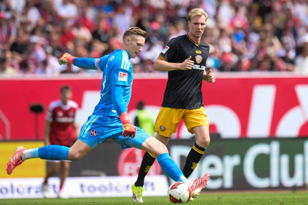 Fußball, 2. Bundesliga, 20260809, 1. FC Nürnberg - SG Dynamo Dresden. Im Bild v.l. Torwart Jan REICHERT (Nürnberg, 1), Vincent VERMEIJ (Dresden, 9). Nürnberg Max-Morlock-Stadion Bayern Deutschland *** Soccer, 2. Bundesliga, 20260809, 1. FC Nürnberg vs. SG Dynamo Dresden. Pictured, from left: Goalie Jan REICHERT (Nürnberg, 1), Vincent VERMEIJ (Dresden, 9). Max Morlock Stadium, Bavaria, Germany Copyright: Passion2Press MarkusxFischerx