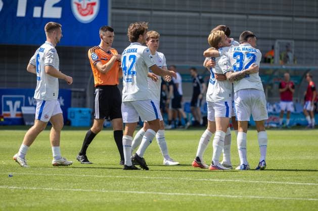 Fußball 3. Liga, Saison 2026 27, 1. Spieltag: TSG Hoffenheim 2 gegen Hansa Rostock***Jubel bei Rostock nach dem Führungstreffer zum 2:1 *** Soccer 3rd Division, 2026–27 Season, Matchday 1: TSG Hoffenheim 2 vs. Hansa Rostock***Jubilation in Rostock after the go-ahead goal made it 2–1 Copyright: xUdoxHerrmannx