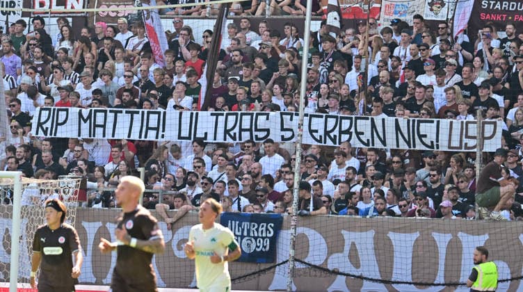 08.08.2026,GER Fußball, Männer, 2.BL, Spieltag 1, Saison 2026 2027, Hamburg, FC St. Pauli vs SpVgg Greuther Fürth Feature die Fans von Pauli zeigen Plakate DFB DFL regulations prohibit any use of photographs as image sequences and or quasi-video) Hamburg Millerntorstadion Hamburg Deutschland *** August 8, 2026, GER Soccer, Men, 2nd Division, Matchday 1, 2026–2027 Season, Hamburg, FC St. Pauli vs. SpVgg Greuther Fürth Feature: Pauli fans display posters. DFB and DFL regulations prohibit any use of photographs as image sequences and or quasi-video. Hamburg Millerntorstadion, Hamburg, Germany Copyright: xnordphotoxGmbH xWitkex