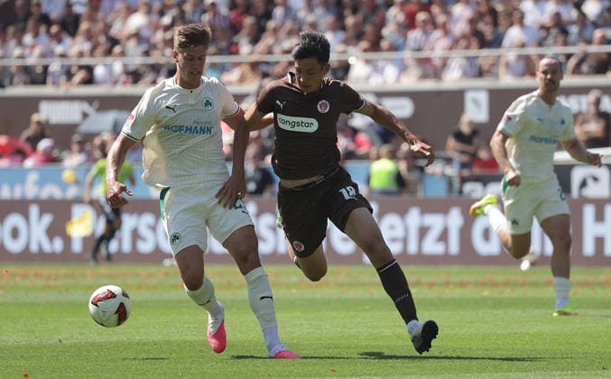 Krisztian Keresztes (SpVgg Greuther Fuerth) im Duell mit Taichi Hara (St. Pauli) Fussball, 2.Liga, Saison 2026-2027 Herren, FC St.Pauli gegen Greuther Fuerth DFL REGULATIONS PROHIBIT ANY USE OF PHOTOGRAPHS AS IMAGE SEQUENCES AND OR QUASI-VIDEO. *** Krisztian Keresztes of SpVgg Greuther Fürth faces off against Taichi Hara of St. Pauli, Soccer, 2nd Division, 2026–2027 Men’s Season, FC St. Pauli vs. Greuther Fürth—DFL regulations prohibit any use of photographs as image sequences and or quasi-video