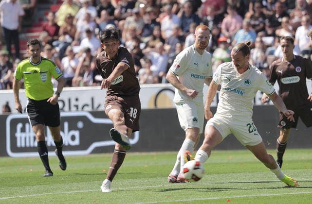 Taichi Hara (St. Pauli), Jannis Heuer (SpVgg Greuther Fuerth) Fussball, 2.Liga, Saison 2026-2027 Herren, FC St.Pauli gegen Greuther Fuerth DFL REGULATIONS PROHIBIT ANY USE OF PHOTOGRAPHS AS IMAGE SEQUENCES AND OR QUASI-VIDEO. *** Taichi Hara, St. Pauli; Jannis Heuer, SpVgg Greuther Fürth; Soccer, 2nd Division, 2026–2027 Men’s Season, FC St. Pauli vs. Greuther Fürth—DFL regulations prohibit any use of photographs as image sequences and or quasi-video