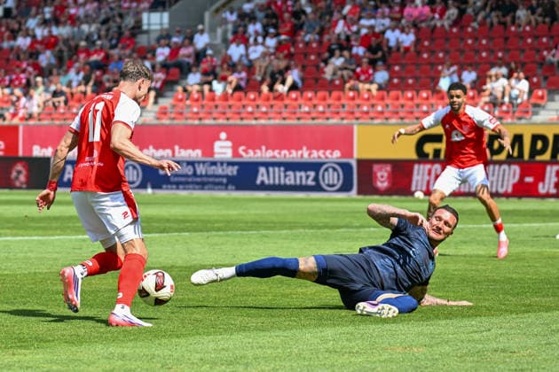 Fußball I Herren I Saison 2026-2027 I Regionalliga I 4. Spieltag I Hallescher FC - Chemnitzer FC I 09.08.2026 Zweikampf Fabrice Daniel Hartmann (11, Hallescher FC), Jan Löhmannsröben (4, Chemnitzer FC) packt die Grätsche aus Halle (Saale) Leuna-Chemie-Stadion Sachsen-Anhalt Deutschland *** Soccer I Men s I 2026–2027 Season I Regionalliga I Matchday 4 I Hallescher FC vs. Chemnitzer FC I August 9, 2026 Tackle by Fabrice Daniel Hartmann (11), Hallescher FC, Jan Löhmannsröben 4, Chemnitzer FC, makes a sliding tackle at Halle Saale Leuna Chemie Stadium, Saxony-Anhalt, Germany Copyright: xLobeca InesxHähnelx