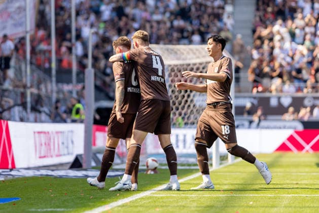Hamburg, 9. August 2026 - Fußball, 2. Bundesliga 2026 27, FC St. Pauli - SpVgg Greuther Fürth: Marcus Mathisen (FC St. Pauli, 6), David Nemeth (FC St. Pauli, 4) und Taichi Hara (FC St. Pauli, 18) bejubeln Treffer zum 1:0 DFL REGULATIONS PROHIBIT ANY USE OF PHOTOGRAPHS AS IMAGE SEQUENCES AND OR QUASI-VIDEO. *** Hamburg, August 9, 2026 Soccer, 2026–27 2. Bundesliga, FC St. Pauli vs. SpVgg Greuther Fürth Marcus Mathisen (FC St. Pauli), 6, David Nemeth (FC St. Pauli), 4, and Taichi Hara (FC St. Pauli), 18, celebrate the 1–0 goal. DFL REGULATIONS PROHIBIT ANY USE OF PHOTOGRAPHS AS IMAGE SEQUENCES AND OR QUASI-VIDEO