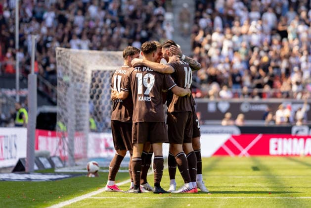 Hamburg, 9. August 2026 - Fußball, 2. Bundesliga 2026 27, FC St. Pauli - SpVgg Greuther Fürth: Spieler bejubeln Treffer zum 1:0 DFL REGULATIONS PROHIBIT ANY USE OF PHOTOGRAPHS AS IMAGE SEQUENCES AND OR QUASI-VIDEO. *** Hamburg, August 9, 2026 Soccer, 2026–27 2. Bundesliga, FC St. Pauli vs. SpVgg Greuther Fürth: Players celebrate a 1–0 goal. DFL regulations prohibit any use of photographs as image sequences and or quasi-video.