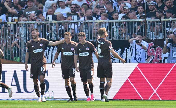08.08.2026,GER Fußball, Männer, 2.BL, Spieltag 1, Saison 2026 2027, Hamburg, FC St. Pauli vs SpVgg Greuther Fürth Marcus Mathisen (Pauli 06) schiesst das Tor zum 1-0 für Pauli und jubelt mit der Mannschaft DFB DFL regulations prohibit any use of photographs as image sequences and or quasi-video) Hamburg Millerntorstadion Hamburg Deutschland *** August 8, 2026, German Soccer, Men s, 2nd Division, Matchday 1, 2026–2027 Season, Hamburg, FC St. Pauli vs. SpVgg Greuther Fürth: Marcus Mathisen (Pauli 06) scores the 1–0 goal for Pauli and celebrates with the team. DFB and DFL regulations prohibit any use of photographs as image sequences and or quasi-video. Hamburg Millerntorstadion, Hamburg, Germany Copyright: xnordphotoxGmbH xWitkex