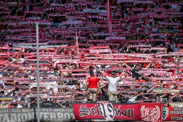 Regionalliga Nordost -Saison 26 27 Hallescher FC vs.Chemnitzer FC Halle, Deutschland 09.August 2026: Im Bild:Fanblock Hallescher FC Feature, Symbol, Symbolfoto, charakteristisch, Detail, Halle Saale Leuna Chemie Stadion Sachsen-Anhalt Deutschland *** Regionalliga Northeast Season 26–27: Hallescher FC vs. Chemnitzer FC, Halle, Germany, August 9, 2026. Pictured: Hallescher FC fan section; feature, symbol, stock photo, characteristic, detail, Halle Saale Leuna Chemie Stadium, Saxony-Anhalt, Germany