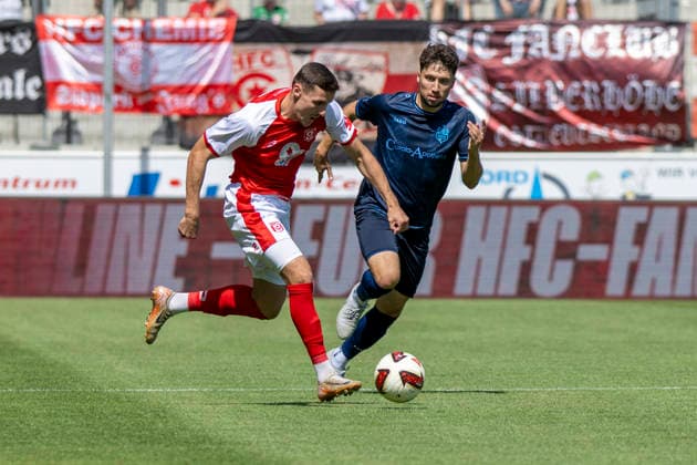 Regionalliga Nordost -Saison 26 27 Hallescher FC vs.Chemnitzer FC Halle, Deutschland 09.August 2026: Im Bild:v.li.Marius Hauptmann (Halle) und Tom Baumgart (Chemnitz) Halle Saale Leuna Chemie Stadion Sachsen-Anhalt Deutschland *** Regionalliga Northeast, Season 26–27: Hallescher FC vs. Chemnitzer FC, Halle, Germany, August 9, 2026. Pictured, from left: Marius Hauptmann (Halle) and Tom Baumgart (Chemnitz). Halle-Saale-Leuna Chemie Stadium, Saxony-Anhalt, Germany