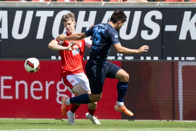 Regionalliga Nordost -Saison 26 27 Hallescher FC vs.Chemnitzer FC Halle, Deutschland 09.August 2026: Im Bild:v. li. im Zweikampf Juien Dammelang (Halle) und Roman Eppendorfer (Chemnitz) Halle Saale Leuna Chemie Stadion Sachsen-Anhalt Deutschland *** Regionalliga Northeast, Season 26-27: Hallescher FC vs. Chemnitzer FC, Halle, Germany, August 9, 2026. Pictured, from left, in a tackle: Juien Dammelang (Halle) and Roman Eppendorfer (Chemnitz). Halle-Saale-Leuna Chemie Stadium, Saxony-Anhalt, Germany
