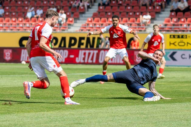 Regionalliga Nordost -Saison 26 27 Hallescher FC vs.Chemnitzer FC Halle, Deutschland 09.August 2026: Im Bild:v. li. im Zweikampf Fabrice Hartmann (Halle) und Jan Löhmannsröben Loehmannsroeben (Chemnitz) Halle Saale Leuna Chemie Stadion Sachsen-Anhalt Deutschland *** Regionalliga Northeast, Season 26–27: Hallescher FC vs. Chemnitzer FC, Halle, Germany, August 9, 2026. Pictured, from left, in a tackle: Fabrice Hartmann (Halle) and Jan Löhmannsröben (Chemnitz). Halle Saale Leuna Chemie Stadium, Saxony-Anhalt, Germany
