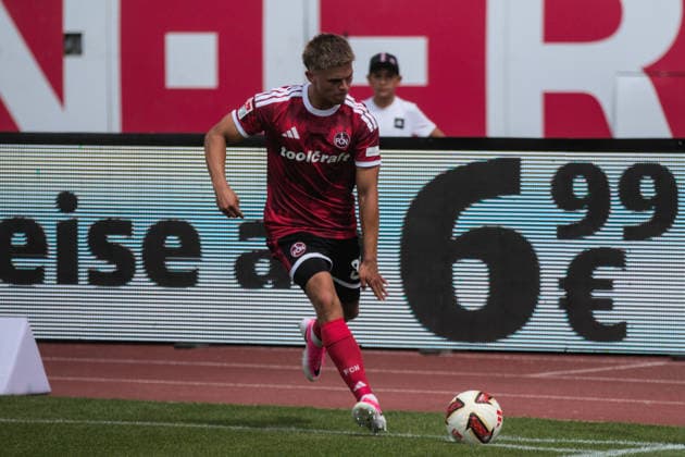 09.08.2026 Fußball Herren 2026 2027 2. Bundesliga 1. Spieltag 1. FC Nürnberg - SG Dynamo Dresden Max-Morlock-Stadion Nürnberg Finn Ole Becker (Nürnberg, 22, rot) schlägt eine Ecke. Nürnberg Bayern Deutschland *** August 9, 2026 Men s Soccer 2026–2027 2. Bundesliga Matchday 1 FC Nuremberg vs. SG Dynamo Dresden Max Morlock Stadium, Nuremberg Finn Ole Becker, Nuremberg, 22, receives a red card and takes a corner kick Nuremberg, Bavaria, Germany