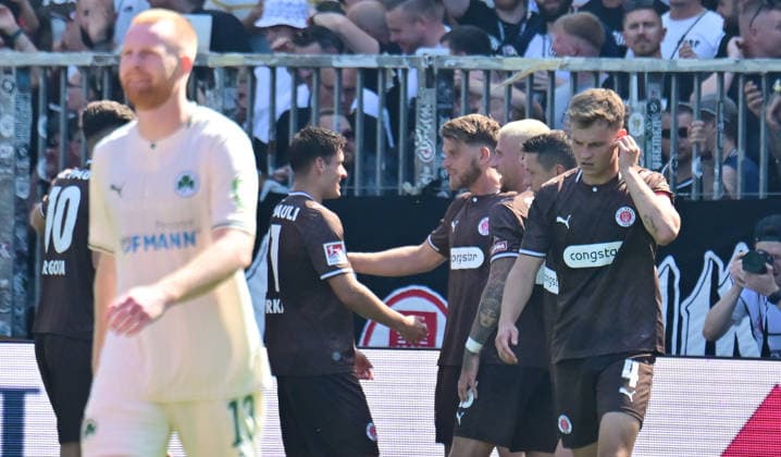 08.08.2026,GER Fußball, Männer, 2.BL, Spieltag 1, Saison 2026 2027, Hamburg, FC St. Pauli vs SpVgg Greuther Fürth Marcus Mathisen (Pauli 06) schiesst das Tor zum 1-0 für Pauli und jubelt mit der Mannschaft DFB DFL regulations prohibit any use of photographs as image sequences and or quasi-video) Hamburg Millerntorstadion Hamburg Deutschland *** August 8, 2026, German Soccer, Men s, 2nd Division, Matchday 1, 2026–2027 Season, Hamburg, FC St. Pauli vs. SpVgg Greuther Fürth: Marcus Mathisen (Pauli 06) scores the 1–0 goal for Pauli and celebrates with the team. DFB and DFL regulations prohibit any use of photographs as image sequences and or quasi-video. Hamburg Millerntorstadion, Hamburg, Germany Copyright: xnordphotoxGmbH xWitkex