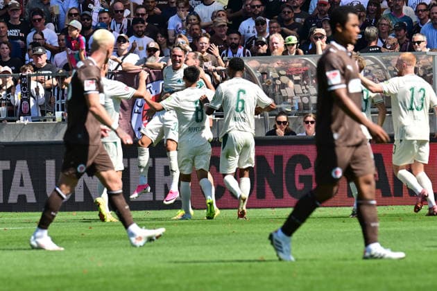 08.08.2026,GER Fußball, Männer, 2.BL, Spieltag 1, Saison 2026 2027, Hamburg, FC St. Pauli vs SpVgg Greuther Fürth Felix Klaus (Fürth 30) schiesst den Ausgleich zum 1-1 für Fürth und jubelt mit der Mannschaft DFB DFL regulations prohibit any use of photographs as image sequences and or quasi-video) Hamburg Millerntorstadion Hamburg Deutschland *** August 8, 2026, German Soccer, Men s, 2nd Division, Matchday 1, 2026–2027 Season, Hamburg, FC St. Pauli vs. SpVgg Greuther Fürth: Felix Klaus Fürth (30) scores the equalizer to make it 1–1 for Fürth and celebrates with the team. DFB and DFL regulations prohibit any use of photographs as image sequences and or quasi-video. Hamburg Millerntorstadion, Hamburg, Germany Copyright: xnordphotoxGmbH xWitkex