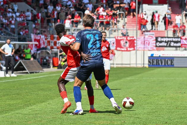 Fußball I Herren I Saison 2026-2027 I Regionalliga I 4. Spieltag I Hallescher FC - Chemnitzer FC I 09.08.2026 Bocar Baro (9, Hallescher FC) wird von Dennis Slamar (21, Chemnitzer FC) am Arm festgehalten Halle (Saale) Leuna-Chemie-Stadion Sachsen-Anhalt Deutschland *** Soccer I Men s I 2026–2027 Season I Regionalliga I Matchday 4 I Hallescher FC vs. Chemnitzer FC I August 9, 2026, Bocar Baro 9, Dennis Slamar, 21, holds onto Hallescher FC; Chemnitzer FC at the Halle Saale Leuna Chemie Stadium, Saxony-Anhalt, Germany Copyright: xLobeca InesxHähnelx