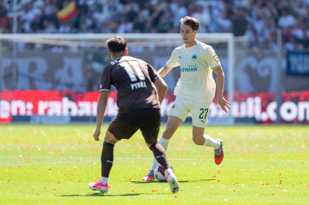 Luca Itter (SpVgg Greuther Fuerth, 27) im Dribbling gegen Arkadiusz Pyrka (FC St. Pauli, 11), GER, FC St. Pauli vs. SpVgg Greuther Fuerth, Fussball, 2. Bundesliga, Spieltag 1, Saison 2026 2027, 09.08.2026 DFL REGULATIONS PROHIBIT ANY USE OF PHOTOGRAPHS AS IMAGE SEQUENCES AND OR QUASI-VIDEO GER, FC St. Pauli vs. SpVgg Greuther Fuerth, Fussball, 2. Bundesliga, Spieltag 1, Saison 2026 2027, 09.08.2026 Hamburg *** Luca Itter (SpVgg Greuther Fürth), No. 27, dribbling past Arkadiusz Pyrka (FC St. Pauli), No. 11, GER, FC St. Pauli vs. SpVgg Greuther Fürth, Soccer, 2. Bundesliga, Matchday 1, 2026–2027 Season, August 9, 2026 DFL regulations prohibit any use of photographs as image sequences and or quasi-video, GER, FC St. Pauli vs. SpVgg Greuther Fürth, Soccer, 2. Bundesliga, Matchday 1, 2026–2027 Season, August 9, 2026, Hamburg Copyright: xEibner-Pressefoto MaxxVincenx EP_MVN