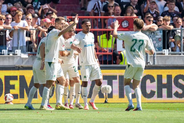 Tor zum 1:1 Felix Klaus (SpVgg Greuther Fuerth, 30), Fuerther Mannschaft jubelt Jubel,Dennis Srbeny (SpVgg Greuther Fuerth, 07), Sacha Banse (SpVgg Greuther Fuerth, 06), Luca Itter (SpVgg Greuther Fuerth, 27), GER, FC St. Pauli vs. SpVgg Greuther Fuerth, Fussball, 2. Bundesliga, Spieltag 1, Saison 2026 2027, 09.08.2026 DFL REGULATIONS PROHIBIT ANY USE OF PHOTOGRAPHS AS IMAGE SEQUENCES AND OR QUASI-VIDEO GER, FC St. Pauli vs. SpVgg Greuther Fuerth, Fussball, 2. Bundesliga, Spieltag 1, Saison 2026 2027, 09.08.2026 Hamburg *** Goal to make it 1-1: Felix Klaus, SpVgg Greuther Fürth, 30; the Fürth team celebrates; Dennis Srbeny, SpVgg Greuther Fürth, 07; Sacha Banse, SpVgg Greuther Fürth, 06, Luca Itter, SpVgg Greuther Fürth, 27, GER, FC St. Pauli vs. SpVgg Greuther Fürth, soccer, 2. Bundesliga, Matchday 1, 2026–2027 season, August 9, 2026 DFL regulations prohibit any use of photographs as image sequences and or quasi-video GER, FC St. Pauli vs. SpVgg Greuther Fürth, Soccer, 2. Bundesliga, Matchday 1, 2026–2027 Season, August 9, 2026, Hamburg Copyright: xEibner-Pressefoto MaxxVincenx EP_MVN
