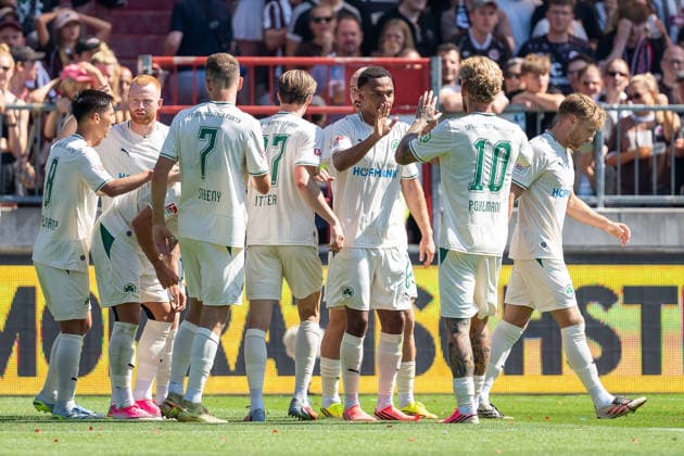 Tor zum 1:1 Felix Klaus (SpVgg Greuther Fuerth, 30), Fuerther Mannschaft jubelt Jubel,Dennis Srbeny (SpVgg Greuther Fuerth, 07), Sacha Banse (SpVgg Greuther Fuerth, 06), Luca Itter (SpVgg Greuther Fuerth, 27), Ole Pohlmann (SpVgg Greuther Fuerth, 10), GER, FC St. Pauli vs. SpVgg Greuther Fuerth, Fussball, 2. Bundesliga, Spieltag 1, Saison 2026 2027, 09.08.2026 DFL REGULATIONS PROHIBIT ANY USE OF PHOTOGRAPHS AS IMAGE SEQUENCES AND OR QUASI-VIDEO GER, FC St. Pauli vs. SpVgg Greuther Fuerth, Fussball, 2. Bundesliga, Spieltag 1, Saison 2026 2027, 09.08.2026 Hamburg *** Goal to make it 1-1: Felix Klaus, SpVgg Greuther Fürth, 30; the Fürth team celebrates; Dennis Srbeny, SpVgg Greuther Fürth, 07; Sacha Banse, SpVgg Greuther Fürth, 06; Luca Itter, SpVgg Greuther Fürth, 27, Ole Pohlmann, SpVgg Greuther Fürth, 10, GER, FC St. Pauli vs. SpVgg Greuther Fürth, soccer, 2. Bundesliga, Matchday 1, 2026–2027 season, August 9, 2026 DFL regulations prohibit any use of photographs as image sequences and or quasi-video GER, FC St. Pauli vs. SpVgg Greuther Fürth, Soccer, 2. Bundesliga, Matchday 1, 2026–2027 Season, August 9, 2026, Hamburg Copyright: xEibner-Pressefoto MaxxVincenx EP_MVN