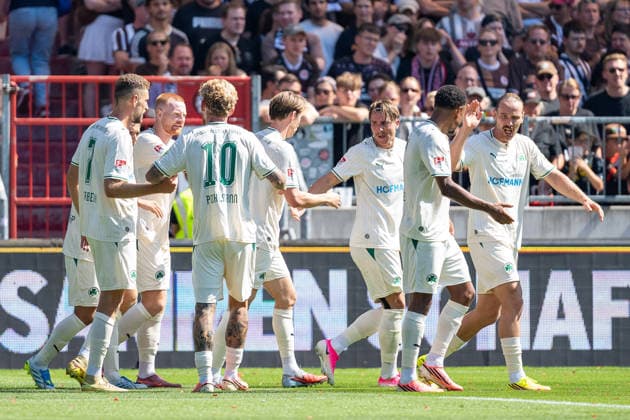 Tor zum 1:1 Felix Klaus (SpVgg Greuther Fuerth, 30), Fuerther Mannschaft jubelt Jubel, Dennis Srbeny (SpVgg Greuther Fuerth, 07), Ole Pohlmann (SpVgg Greuther Fuerth, 10), Sacha Banse (SpVgg Greuther Fuerth, 06), GER, FC St. Pauli vs. SpVgg Greuther Fuerth, Fussball, 2. Bundesliga, Spieltag 1, Saison 2026 2027, 09.08.2026 DFL REGULATIONS PROHIBIT ANY USE OF PHOTOGRAPHS AS IMAGE SEQUENCES AND OR QUASI-VIDEO GER, FC St. Pauli vs. SpVgg Greuther Fuerth, Fussball, 2. Bundesliga, Spieltag 1, Saison 2026 2027, 09.08.2026 Hamburg *** Goal to make it 1-1: Felix Klaus, SpVgg Greuther Fürth, 30; the Fürth team celebrates; Dennis Srbeny, SpVgg Greuther Fürth, 07; Ole Pohlmann, SpVgg Greuther Fürth, 10; Sacha Banse, SpVgg Greuther Fürth, 06, GER, FC St. Pauli vs. SpVgg Greuther Fürth, soccer, 2. Bundesliga, Matchday 1, 2026–2027 season, August 9, 2026 DFL regulations prohibit any use of photographs as image sequences and or quasi-video GER, FC St. Pauli vs. SpVgg Greuther Fürth, Soccer, 2. Bundesliga, Matchday 1, 2026–2027 Season, August 9, 2026, Hamburg Copyright: xEibner-Pressefoto MaxxVincenx EP_MVN