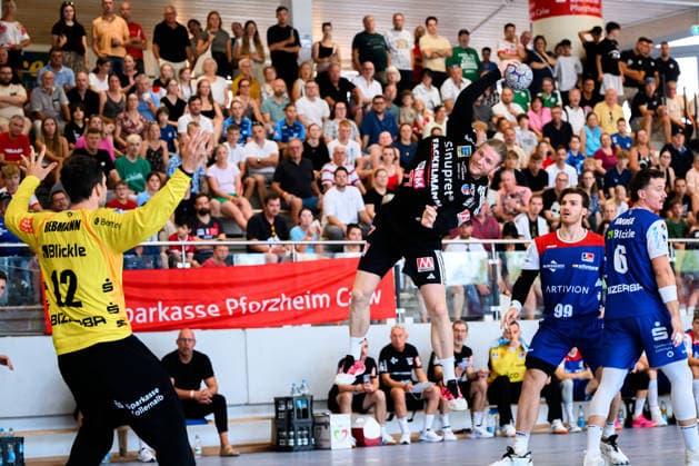 Altensteig: SCup - Spiel Platz 3 - 26 27 - HBW Balingen - HC Erlangen v.li. Torhueter Daniel Rebmann (HBW Balingen), Maciej Gebala (HC Erlangen) Altensteig Eichwaldhalle Baden-Württemberg Deutschland *** Altensteig SCup Match for 3rd Place 26–27 HBW Balingen vs. HC Erlangen (from left): Goalkeeper Daniel Rebmann (HBW Balingen), Maciej Gebala (HC Erlangen); Altensteig, Eichwaldhalle, Baden-Württemberg, Germany