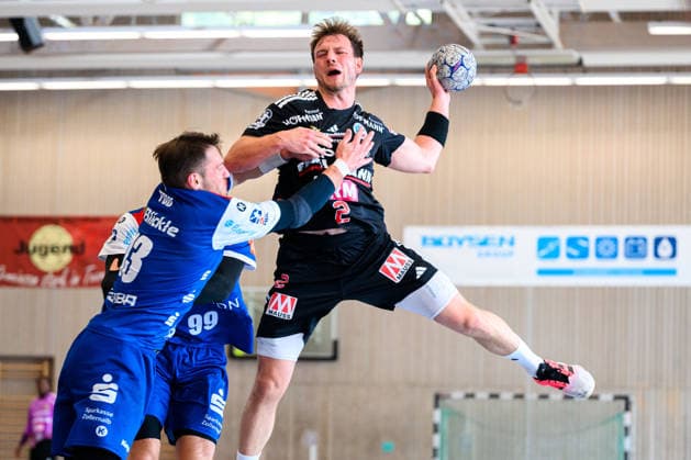 Altensteig: SCup - Spiel Platz 3 - 26 27 - HBW Balingen - HC Erlangen v. li. im Zweikampf Merlin Fuß (Balingen), Frieder Bandlow (HC Erlangen) Altensteig Eichwaldhalle Baden-Württemberg Deutschland *** Altensteig SCup Match for 3rd Place 26–27 HBW Balingen vs. HC Erlangen (from left in a one-on-one: Merlin Fuß of Balingen, Frieder Bandlow of HC Erlangen) at Eichwaldhalle in Altensteig, Baden-Württemberg, Germany