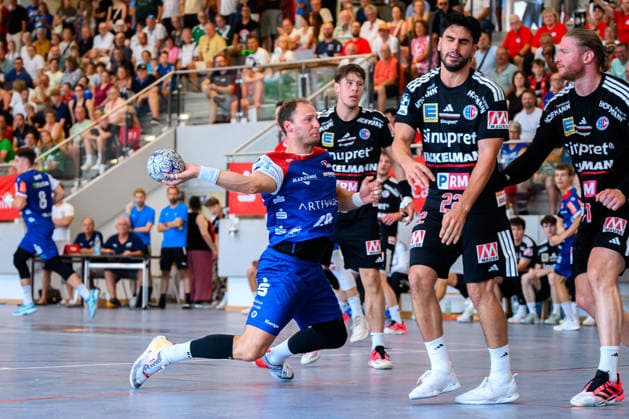 Altensteig: SCup - Spiel Platz 3 - 26 27 - HBW Balingen - HC Erlangen Tobias Heinzelmann (HBW Balingen), Eloy Morante Maldonado (HC Erlangen), Maciej Gebala (HC Erlangen) Altensteig Eichwaldhalle Baden-Württemberg Deutschland *** Altensteig SCup Match for 3rd Place 26 27 HBW Balingen HC Erlangen Tobias Heinzelmann (HBW Balingen), Eloy Morante Maldonado (HC Erlangen), Maciej Gebala (HC Erlangen) Altensteig Eichwaldhalle Baden-Württemberg Germany