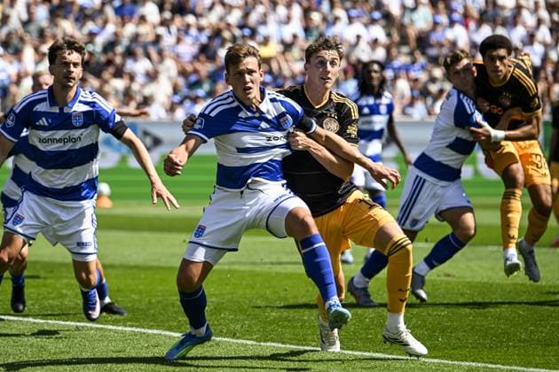 ZWOLLE - (lr) Thijs Oosting of PEC Zwolle, Youri Baas of Ajax during the Dutch Eredivisie match between PEC Zwolle and AFC Ajax at the MAC3Park stadium on August 9, 2026 in Zwolle, the Netherlands. OLAF KRAAK ANP Eredivisie 2026 27 xVIxANPxSportx xxANPxIVx 565153409 originalFilename: 565153409.jpg