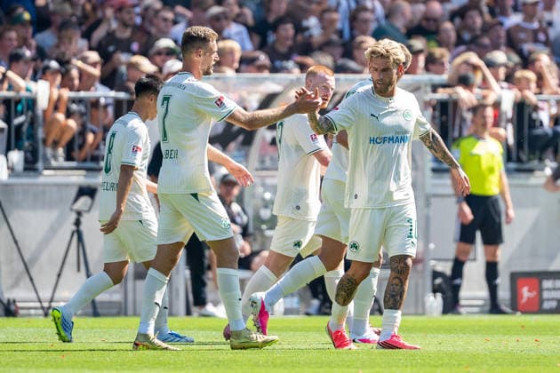 Tor zum 1:1 Felix Klaus (SpVgg Greuther Fuerth, 30), Fuerther Mannschaft jubelt Jubel, Shinta Appelkamp (SpVgg Greuther Fuerth, 08), Dennis Srbeny (SpVgg Greuther Fuerth, 07), Ole Pohlmann (SpVgg Greuther Fuerth, 10), GER, FC St. Pauli vs. SpVgg Greuther Fuerth, Fussball, 2. Bundesliga, Spieltag 1, Saison 2026 2027, 09.08.2026 DFL REGULATIONS PROHIBIT ANY USE OF PHOTOGRAPHS AS IMAGE SEQUENCES AND OR QUASI-VIDEO GER, FC St. Pauli vs. SpVgg Greuther Fuerth, Fussball, 2. Bundesliga, Spieltag 1, Saison 2026 2027, 09.08.2026 Hamburg *** Goal to make it 1-1: Felix Klaus, SpVgg Greuther Fürth, 30; the Fürth team celebrates; Shinta Appelkamp, SpVgg Greuther Fürth, 08; Dennis Srbeny, SpVgg Greuther Fürth, 07, Ole Pohlmann, SpVgg Greuther Fürth, 10, GER, FC St. Pauli vs. SpVgg Greuther Fürth, soccer, 2. Bundesliga, Matchday 1, 2026–2027 season, August 9, 2026 DFL regulations prohibit any use of photographs as image sequences and or quasi-video GER, FC St. Pauli vs. SpVgg Greuther Fürth, Soccer, 2. Bundesliga, Matchday 1, 2026–2027 Season, August 9, 2026, Hamburg Copyright: xEibner-Pressefoto MaxxVincenx EP_MVN