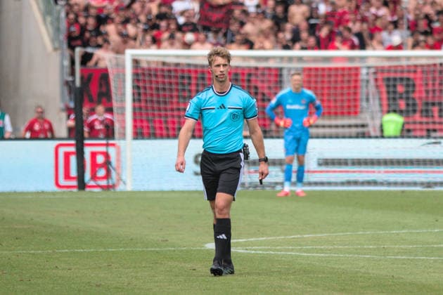 09.08.2026 Fußball Herren 2026 2027 2. Bundesliga 1. Spieltag 1. FC Nürnberg - SG Dynamo Dresden Max-Morlock-Stadion Nürnberg Jarno Wienefeld (Schiedsrichter) verkündet die Entschedung des VAR. Nürnberg Bayern Deutschland *** August 9, 2026 Men s Soccer 2026–2027 2. Bundesliga Matchday 1 FC Nuremberg vs. SG Dynamo Dresden Max Morlock Stadium, Nuremberg Jarno Wienefeld, the referee, announces the VAR s decision Nuremberg, Bavaria, Germany