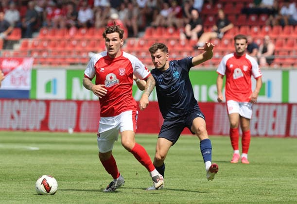 090826 Halle Saale Sachsen Anhalt Fußball Hallescher FC Halle HFC Regionalliga Nordost 4. Liga Männer Saison 2026 2027 4. Spieltag Hallescher FC - CFC Chemnitzer FC Niclas Stierlin (Hallescher FC) Maurizio Grimaldi ( Chemnitzer FC) *** 090826 Halle, Saale, Saxony-Anhalt; Sports; Soccer; Hallescher FC Halle (HFC); Northeast Regional League; 4th Division; Men; 2026–2027 Season; Matchday 4; Hallescher FC; CFC Chemnitzer FC; Niclas Stierlin; Hallescher FC; Maurizio Grimaldi; Chemnitzer FC