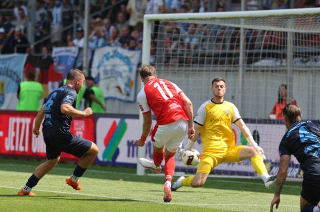 090826 Halle Saale Sachsen Anhalt Fußball Hallescher FC Halle HFC Regionalliga Nordost 4. Liga Männer Saison 2026 2027 4. Spieltag Hallescher FC - CFC Chemnitzer FC Andreas Geipl ( Chemnitzer FC) Fabrice Hartmann (Hallescher FC) David Richter Torwart ( Chemnitzer FC) *** 090826 Halle, Saale, Saxony-Anhalt; Sports; Soccer; Hallescher FC; Halle; HFC; Northeast Regional League; 4th Division; Men; 2026–2027 Season; Matchday 4; Hallescher FC vs. CFC Chemnitzer FC; Andreas Geipl (Chemnitzer FC); Fabrice Hartmann (Hallescher FC); David Richter (Goalkeeper) Chemnitzer FC