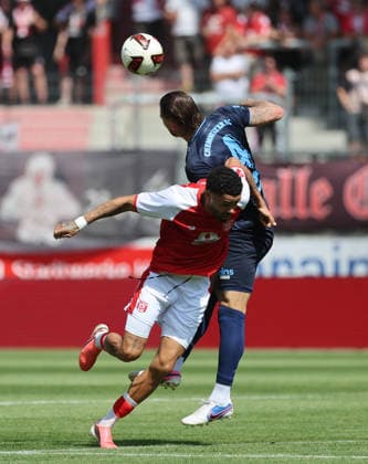 090826 Halle Saale Sachsen Anhalt Fußball Hallescher FC Halle HFC Regionalliga Nordost 4. Liga Männer Saison 2026 2027 4. Spieltag Hallescher FC - CFC Chemnitzer FC Jan Löhmannsröben ( Chemnitzer FC) Stanley Ratifo ( Hallescher FC) *** 08 26 2009 Halle, Saale, Saxony-Anhalt Sports Soccer Hallescher FC Halle (HFC) Northeast Regional League (4th Division) Men s Season 2026–2027 Matchday 4 Hallescher FC vs. CFC Chemnitzer FC Jan Löhmannsröben (Chemnitzer FC) Stanley Ratifo (Hallescher FC)