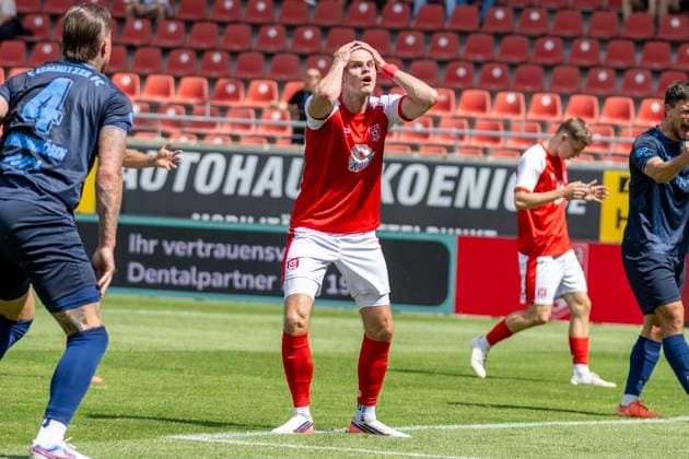 Regionalliga Nordost -Saison 26 27 Hallescher FC vs.Chemnitzer FC Halle, Deutschland 09.August 2026: Im Bild:Fabrice Hartmann (Halle) unzufrieden, enttäuscht, enttaeuscht, niedergeschlagen, frustriert, Halle Saale Leuna Chemie Stadion Sachsen-Anhalt Deutschland *** Regionalliga Northeast Season 26-27 Hallescher FC vs. Chemnitzer FC Halle, Germany August 9, 2026 Pictured: Fabrice Hartmann Halle: dissatisfied, disappointed, disheartened, dejected, frustrated; Halle Saale Leuna Chemie Stadium, Saxony-Anhalt, Germany