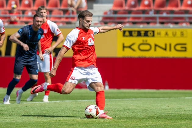 Regionalliga Nordost -Saison 26 27 Hallescher FC vs.Chemnitzer FC Halle, Deutschland 09.August 2026: Im Bild:Max Kulke (Halle) verschiesst einen Elfmeter Halle Saale Leuna Chemie Stadion Sachsen-Anhalt Deutschland *** Regionalliga Northeast, Season 26–27: Hallescher FC vs. Chemnitzer FC, Halle, Germany, August 9, 2026. Pictured: Max Kulke of Halle misses a penalty kick at the Halle Saale Leuna Chemie Stadium, Saxony-Anhalt, Germany