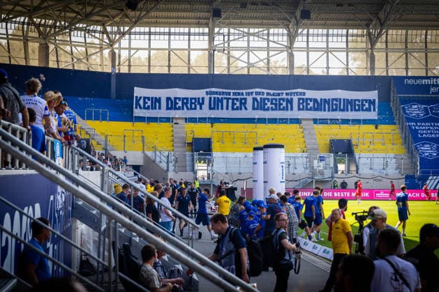 Jena , 090826, Fussball Regionalliga , FC Carl-Zeiss Jena - Rot Weiß Erfurt im Bild: Fans Ultras der Südkurve , Hordas boykottieren das Spiel , leerer Block ,Tribüne keni Derby unter diesen Umständen *** Jena, 08 26 90, Regional Soccer League, FC Carl Zeiss Jena vs. Rot-Weiß Erfurt: Fans and Ultras from the South Stand; the Hordas are boycotting the game; an empty section; no derby under these circumstances