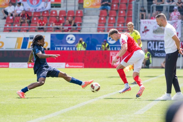 Ken Tchouangue (CFC, 20), Fabrice Hartmann (HFC, 11), Trainer Benjamin Duda (CFC), Hallescher FC vs. Chemnitzer FC, Fussball, Regionalliga Nordost, 4. Spieltag, Saison 2026 27, 09.08.2026 Halle Leuna Chemie Stadion ST Deutschland *** Ken Tchouangue (CFC), 20, Fabrice Hartmann (HFC), 11, Coach Benjamin Duda (CFC), Hallescher FC vs. Chemnitzer FC, Soccer, Northeast Regional League, Matchday 4, 2026–27 Season, August 9, 2026, Halle Leuna Chemie Stadium, ST Deutschland
