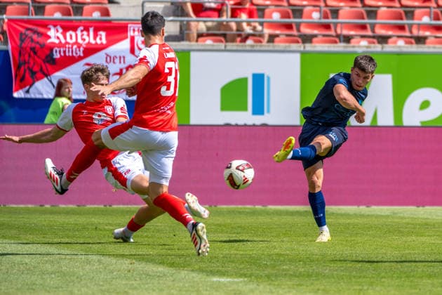 Felix Langhammer (HFC, 34), Niklas Landgraf (HFC, 31), Aaron Mensah (CFC, 24), Hallescher FC vs. Chemnitzer FC, Fussball, Regionalliga Nordost, 4. Spieltag, Saison 2026 27, 09.08.2026 Halle Leuna Chemie Stadion ST Deutschland *** Felix Langhammer (HFC), 34, Niklas Landgraf (HFC), 31, Aaron Mensah (CFC), 24, Hallescher FC vs. Chemnitzer FC, Soccer, Northeast Regional League, Matchday 4, 2026–27 Season, August 9, 2026, Halle Leuna Chemie Stadium, ST Deutschland