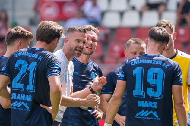 Trainer Benjamin Duda (CFC) Trinkpause, Hallescher FC vs. Chemnitzer FC, Fussball, Regionalliga Nordost, 4. Spieltag, Saison 2026 27, 09.08.2026 Halle Leuna Chemie Stadion ST Deutschland *** Coach Benjamin Duda, CFC Trinkpause, Hallescher FC vs. Chemnitzer FC, Soccer, Northeast Regional League, Matchday 4, 2026–27 Season, September 8, 2026, Halle Leuna Chemie Stadium, ST Deutschland