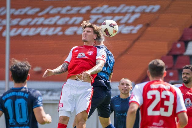 Niclas Stierlin (HFC, 13), Tom Baumgart (CFC, 29), Kopfball, Hallescher FC vs. Chemnitzer FC, Fussball, Regionalliga Nordost, 4. Spieltag, Saison 2026 27, 09.08.2026 Halle Leuna Chemie Stadion ST Deutschland *** Niclas Stierlin (HFC), 13, Tom Baumgart (CFC), 29, header, Hallescher FC vs. Chemnitzer FC, soccer, Northeast Regional League, Matchday 4, 2026–27 season, August 9, 2026, Halle Leuna Chemie Stadium, ST Deutschland