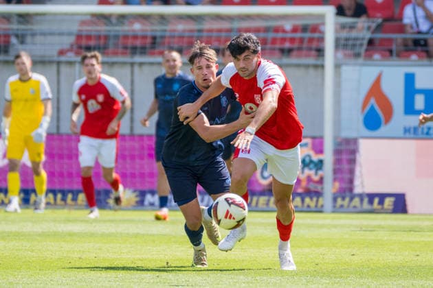 Jonas Marx (CFC, 19), Burim Halili (HFC, 5), Hallescher FC vs. Chemnitzer FC, Fussball, Regionalliga Nordost, 4. Spieltag, Saison 2026 27, 09.08.2026 Halle Leuna Chemie Stadion ST Deutschland *** Jonas Marx (CFC), 19, Burim Halili (HFC), 5, Hallescher FC vs. Chemnitzer FC, Soccer, Northeast Regional League, Matchday 4, 2026–27 Season, September 8, 2026, Halle Leuna Chemie Stadium, ST Deutschland