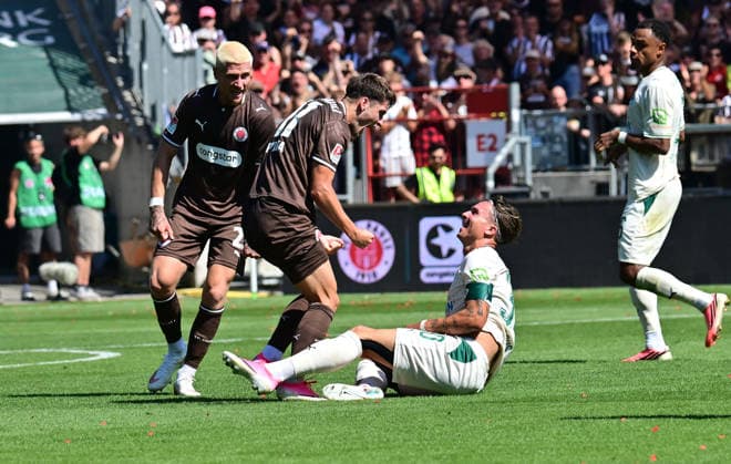 08.08.2026,GER Fußball, Männer, 2.BL, Spieltag 1, Saison 2026 2027, Hamburg, FC St. Pauli vs SpVgg Greuther Fürth Arkadiusz Pyrka (Pauli 11) foult Felix Klaus (Fürth 30) und jubelt DFB DFL regulations prohibit any use of photographs as image sequences and or quasi-video) Hamburg Millerntorstadion Hamburg Deutschland *** August 8, 2026, German Soccer, Men s, 2nd Division, Matchday 1, 2026–2027 Season, Hamburg, FC St. Pauli vs. SpVgg Greuther Fürth: Arkadiusz Pyrka (Pauli, No. 11) fouls Felix Klaus (Fürth, No. 30) and celebrates. DFB and DFL regulations prohibit any use of photographs as image sequences and or quasi-video. Hamburg Millerntorstadion, Hamburg, Germany Copyright: xnordphotoxGmbH xWitkex