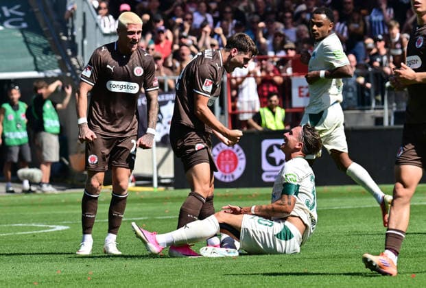 08.08.2026,GER Fußball, Männer, 2.BL, Spieltag 1, Saison 2026 2027, Hamburg, FC St. Pauli vs SpVgg Greuther Fürth Arkadiusz Pyrka (Pauli 11) foult Felix Klaus (Fürth 30) und jubelt DFB DFL regulations prohibit any use of photographs as image sequences and or quasi-video) Hamburg Millerntorstadion Hamburg Deutschland *** August 8, 2026, German Soccer, Men s, 2nd Division, Matchday 1, 2026–2027 Season, Hamburg, FC St. Pauli vs. SpVgg Greuther Fürth: Arkadiusz Pyrka (Pauli, No. 11) fouls Felix Klaus (Fürth, No. 30) and celebrates. DFB and DFL regulations prohibit any use of photographs as image sequences and or quasi-video. Hamburg Millerntorstadion, Hamburg, Germany Copyright: xnordphotoxGmbH xWitkex