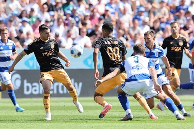 ZWOLLE - AFC Ajax Amsterdam forward Oscar Gloukh during the Eredivisie match between PEC Zwolle and Ajax at MAC3PARK stadium on August 8, 2026 in Zwolle, the Netherlands. (Photo by DeFodi Images) - *** ZWOLLE AFC Ajax Amsterdam forward Oscar Gloukh during the Eredivisie match between PEC Zwolle and Ajax at MAC3PARK Stadium on August 8, 2026, in Zwolle, the Netherlands. Photo by DeFodi Images