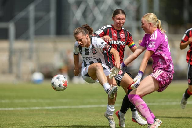 GER, Frankfurt, Eintracht Frankfurt II vs FC Ingolstadt, DFB, 2. Bundesliga, Fussball, Spielzeit 2026 2027, Stadion am Brentanobad, 2. Spieltag im Bild v.l.: Stefanie Reischmann (FC Ingolstadt 04 24), Tessa Zimmermann (Eintracht Frankfurt Frauen II 31), Janne Krumme (Frankfurt), Zweikampf DFB DFL REGULATIONS PROHIBIT ANY USE OF PHOTOGRAPHS AS IMAGE SEQUENCES AND OR QUASI-VIDEO, 09.08.2026 *** GER, Frankfurt, Eintracht Frankfurt II vs. FC Ingolstadt, DFB, 2. Bundesliga, Soccer, 2026–2027 Season, Stadion am Brentanobad, Matchday 2 in pictures: from left, Stefanie Reischmann (FC Ingolstadt 04, 24), Tessa Zimmermann (Eintracht Frankfurt Women II, 31), Janne Krumme, Frankfurt, tackle. DFB and DFL regulations prohibit any use of photographs as image sequences and or quasi-video. September 8, 2026 Copyright: HMBxMedia HendrikxHamelau