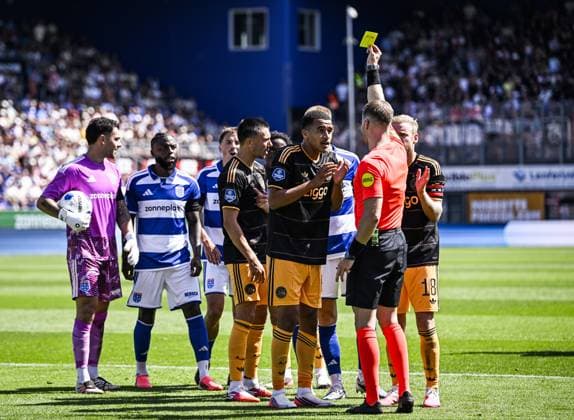 ZWOLLE - Abdellah Ouazane of Ajax receives a yellow card from referee Jannick van der Laan during the Dutch Eredivisie match between PEC Zwolle and AFC Ajax at the MAC3Park stadium on August 9, 2026 in Zwolle, the Netherlands. OLAF KRAAK ANP Eredivisie 2026 27 xVIxANPxSportx xxANPxIVx 565154029 originalFilename: 565154029.jpg