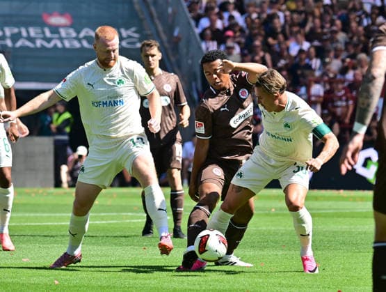 08.08.2026,GER Fußball, Männer, 2.BL, Spieltag 1, Saison 2026 2027, Hamburg, FC St. Pauli vs SpVgg Greuther Fürth Joel Chima Fujita (Pauli 16) versucht sich gegen Paul Will (Fürth 13) und Felix Klaus (Fürth 30) durchzusetzen DFB DFL regulations prohibit any use of photographs as image sequences and or quasi-video) Hamburg Millerntorstadion Hamburg Deutschland *** August 8, 2026, German Soccer, Men s, 2nd Division, Matchday 1, 2026–2027 Season, Hamburg, FC St. Pauli vs. SpVgg Greuther Fürth: Joel Chima Fujita (Pauli 16) tries to get past Paul Will (Fürth 13) and Felix Klaus (Fürth 30). DFB and DFL regulations prohibit any use of photographs as image sequences and or quasi-video. Millerntorstadion, Hamburg, Germany Copyright: xnordphotoxGmbH xWitkex