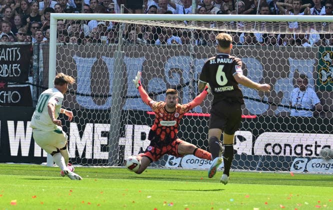 08.08.2026,GER Fußball, Männer, 2.BL, Spieltag 1, Saison 2026 2027, Hamburg, FC St. Pauli vs SpVgg Greuther Fürth Torwart Ben Voll (Pauli 01) wehrt den Ball von Felix Klaus (Fürth 30) ab DFB DFL regulations prohibit any use of photographs as image sequences and or quasi-video) Hamburg Millerntorstadion Hamburg Deutschland *** August 8, 2026, GER Soccer, Men, 2nd Division, Matchday 1, 2026–2027 Season, Hamburg, FC St. Pauli vs. SpVgg Greuther Fürth: Goalkeeper Ben Voll (Pauli 01) blocks a shot by Felix Klaus (Fürth 30). DFB and DFL regulations prohibit any use of photographs as image sequences and or quasi-video. Hamburg Millerntorstadion, Hamburg, Germany Copyright: xnordphotoxGmbH xWitkex