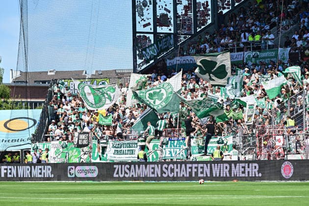 08.08.2026,GER Fußball, Männer, 2.BL, Spieltag 1, Saison 2026 2027, Hamburg, FC St. Pauli vs SpVgg Greuther Fürth Feature die Fankurve von Fürth DFB DFL regulations prohibit any use of photographs as image sequences and or quasi-video) Hamburg Millerntorstadion Hamburg Deutschland *** August 8, 2026, GER Soccer, Men, 2nd Division, Matchday 1, 2026–2027 Season, Hamburg, FC St. Pauli vs. SpVgg Greuther Fürth. Features the Fürth fan section. DFB and DFL regulations prohibit any use of photographs as image sequences and or quasi-video. Hamburg Millerntorstadion, Hamburg, Germany Copyright: xnordphotoxGmbH xWitkex